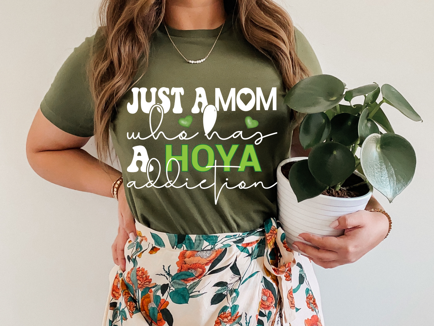 HOYAHOLIC JUST A MOM WHO HAS A HOYA ADDICTION SHORT SLEEVE TEE
