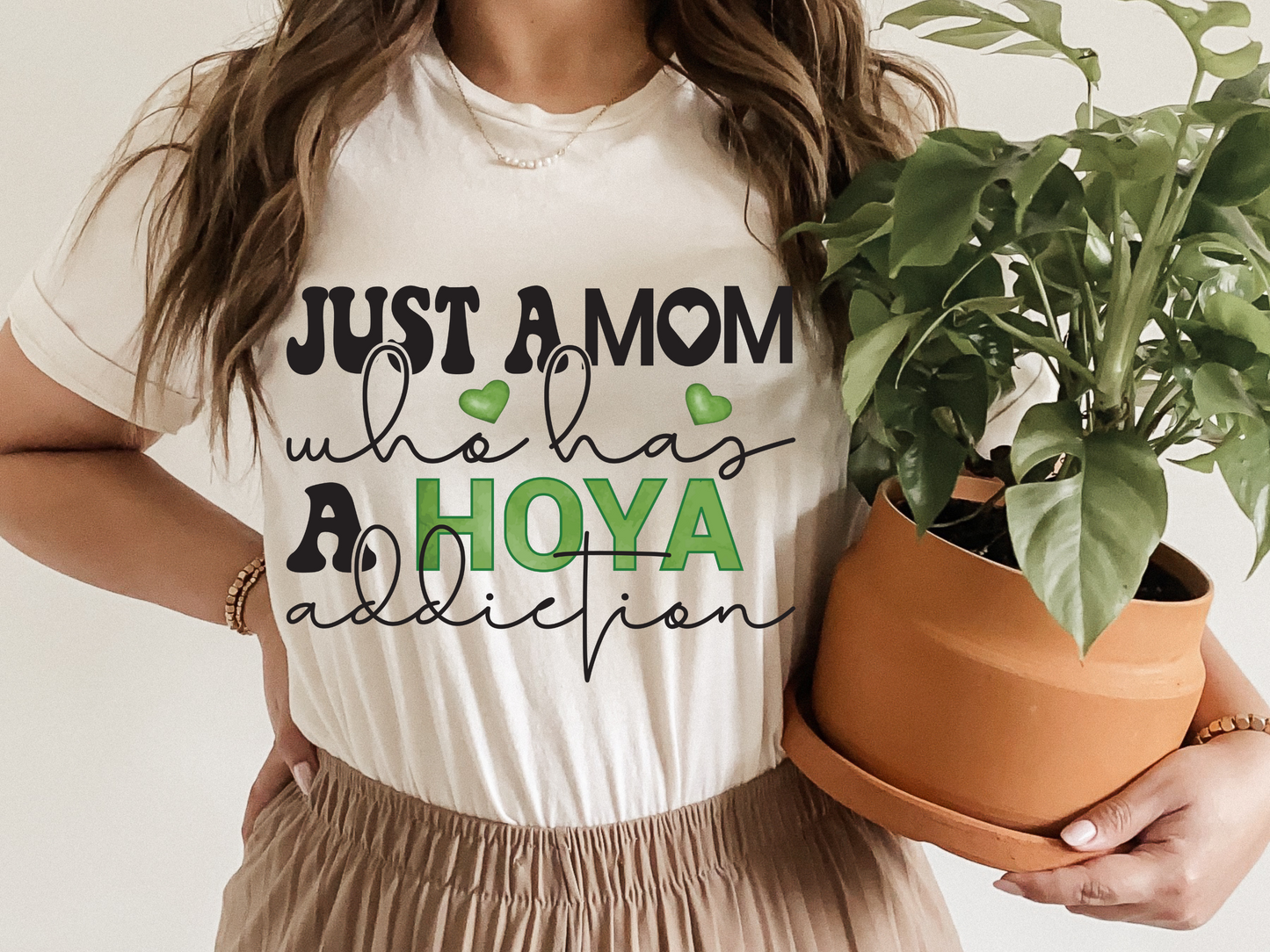 HOYAHOLIC JUST A MOM WHO HAS A HOYA ADDICTION SHORT SLEEVE TEE